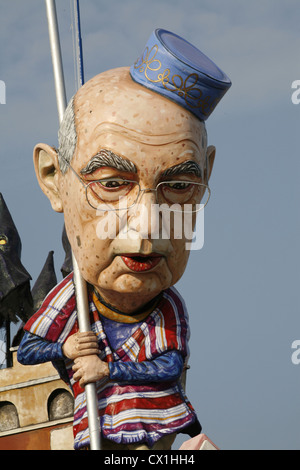 Il Carnevale è caratterizzato dal fatto di cartapesta galleggianti in rappresentanza di caricature di politici e creazioni fictional. Foto Stock