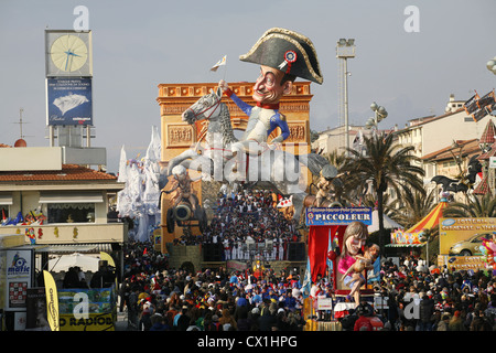 Il Carnevale è caratterizzato dal fatto di cartapesta galleggianti in rappresentanza di caricature di politici e creazioni fictional. Foto Stock