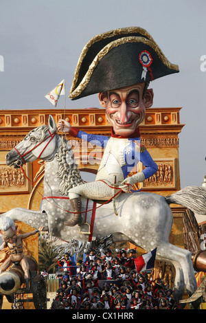 Il Carnevale è caratterizzato dal fatto di cartapesta galleggianti in rappresentanza di caricature di politici e creazioni fictional. Foto Stock