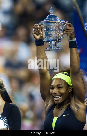 Serena Williams (USA) tenere il campionato trofeo dopo la vittoria delle donne finali all'2012 US Open Tennis Foto Stock