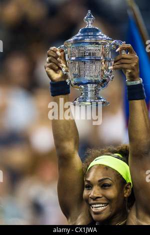 Serena Williams (USA) tenere il campionato trofeo dopo la vittoria delle donne finali all'2012 US Open Tennis Foto Stock