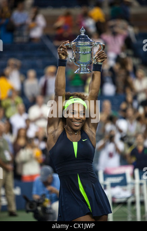 Serena Williams (USA) tenere il campionato trofeo dopo la vittoria delle donne finali all'2012 US Open Tennis Foto Stock