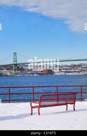 Una vista di Angus L MacDonald ponte che collega Halifax e Dartmouth, Nova Scotia, Canada visto da Dartmouth in inverno. Foto Stock