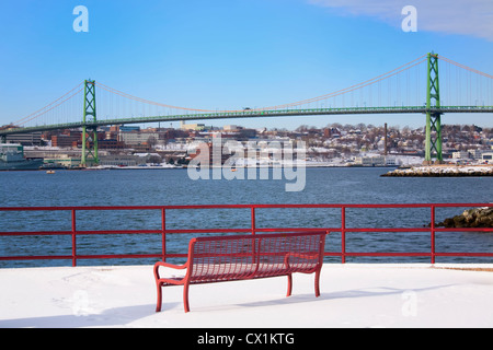 Una vista di Angus L MacDonald ponte che collega Halifax e Dartmouth, Nova Scotia, Canada visto da Dartmouth in inverno. Foto Stock