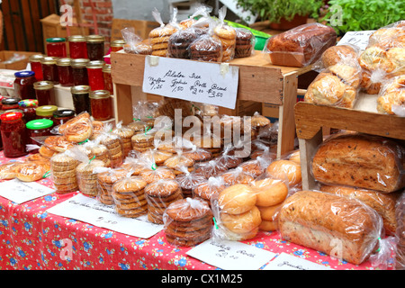 Beni cotti al forno e in casa conserve e confetture presso un mercato agricolo. Foto Stock