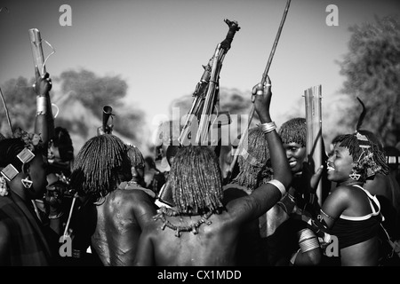 Tribal Hamar donne che danzano durante un toro Jumping cerimonia. Foto Stock