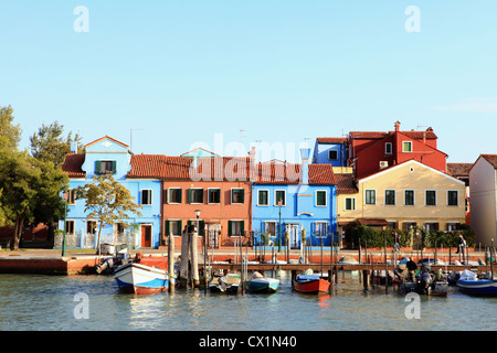 Una vista dal fronte del porto dell'isola di Burano nella laguna di Venezia Foto Stock