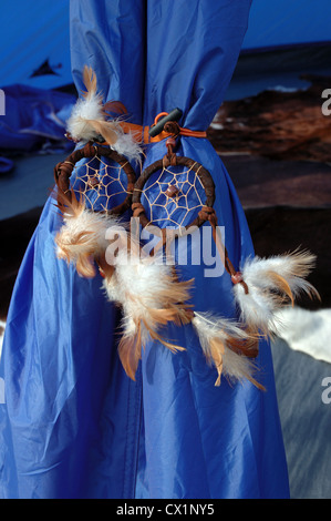 Dreamcatcher decorazioni su ingresso alla moderna yurt-tenda stile Foto Stock