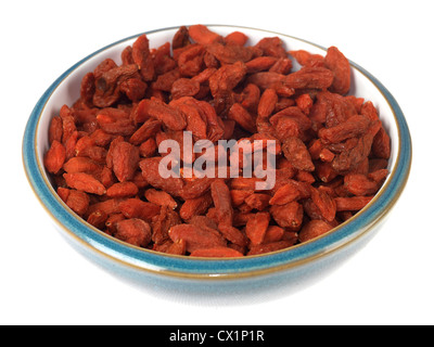 Ciotola di sano essiccati Goji bacche isolato sfondo bianco con percorso di clipping e nessun popolo Foto Stock