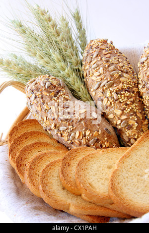 Assortimento di pane cotto con grano isolato su sfondo bianco Foto Stock