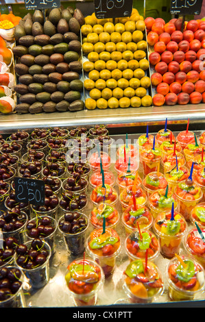 Frutta fresca per la vendita in stallo in Mercat San Josep La Boqueria Mercato alimentare di Las Ramblas Barcellona Catalonia Spagna ES Foto Stock