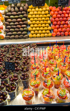 Frutta fresca per la vendita in stallo in Mercat San Josep La Boqueria Mercato alimentare di Las Ramblas Barcellona Catalonia Spagna ES Foto Stock