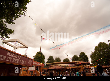 Le frecce rosse sorvolare una fiera durante il 2012 Olympic victory parade Foto Stock