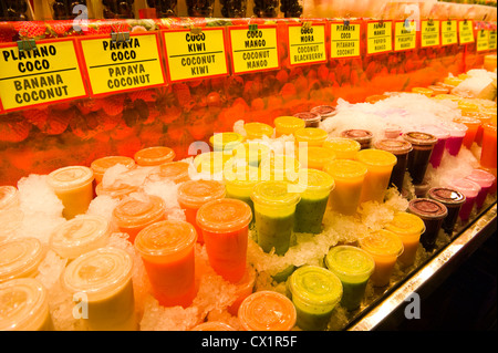 Bancarella vendendo iced succo al Mercat San Josep La Boqueria Mercato alimentare di Las Ramblas Barcellona Catalonia Spagna ES Foto Stock