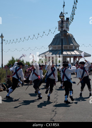 Morris ballerini effettuando al 2012 Broadstairs Folk Music Festival in Kent, Inghilterra. Foto Stock