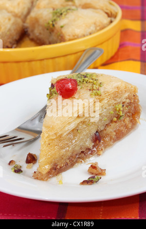 Il Baklava dalla Turchia o Grecia con pistacchi, filo di pasticceria e sciroppo. Foto Stock