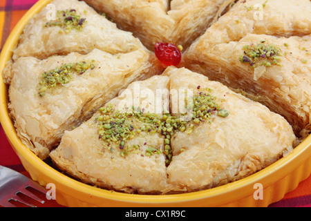 Il Baklava dalla Turchia o Grecia con pistacchi, filo di pasticceria e sciroppo. Foto Stock