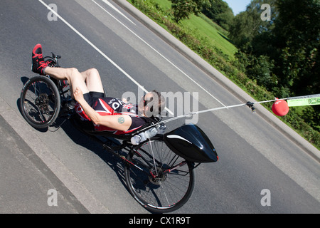 Un uomo su una Recumbent bicicletta in Windsor, Berkshire Foto Stock