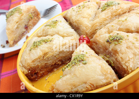 Il Baklava dalla Turchia o Grecia con pistacchi, filo di pasticceria e sciroppo. Foto Stock