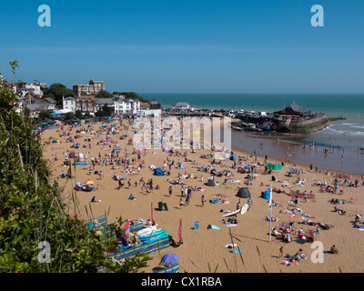 Viking Bay in Broadstairs Kent su una intensa giornata d'estate Foto Stock