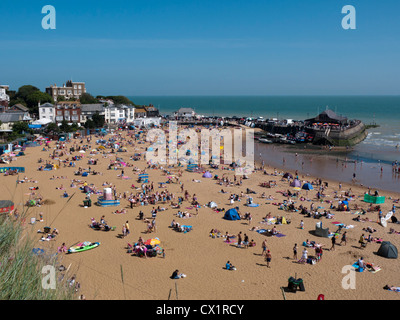 Viking Bay in Broadstairs Kent su una intensa giornata d'estate Foto Stock