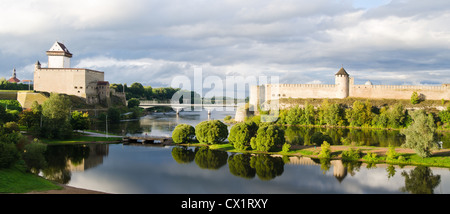 Due torri sulla frontiera dell Estonia e della Russia Foto Stock