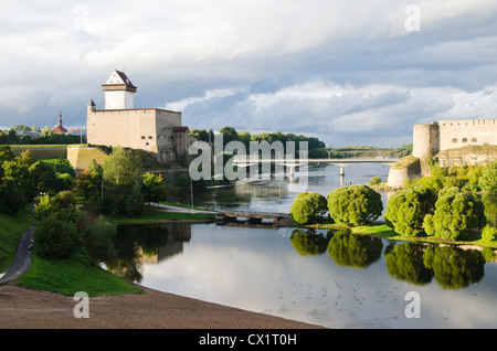 Due torri sulla frontiera dell Estonia e della Russia Foto Stock