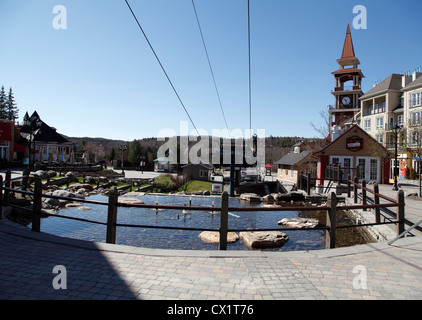 I negozi retail in Mont Tremblant Ski Village una stazione sciistica invernale in Laurentian Mountains Québec Canada Foto Stock