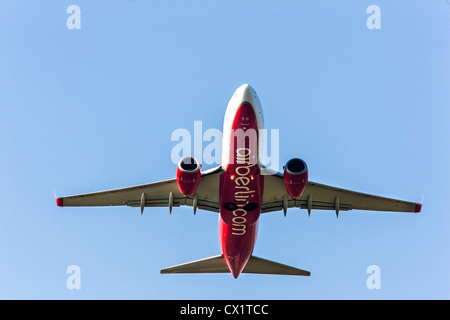 Jet del passeggero aereo decollo dall'Aeroporto Internazionale di Düsseldorf. Air Berlin Boeing 737-800, Foto Stock