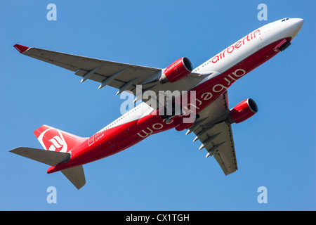 Jet del passeggero aereo decollo dall'Aeroporto Internazionale di Düsseldorf. Air Berlin, Airbus A330-223, Foto Stock