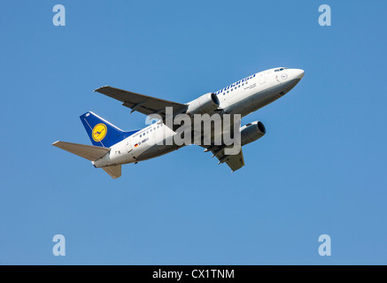 Jet del passeggero aereo decollo dall'Aeroporto Internazionale di Düsseldorf. Lufthansa Boeing 737-500, Foto Stock