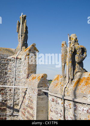 Doccioni protetti da parafulmini sul tetto della torre di tutti i Santi la Chiesa, Sudbury, Suffolk. Foto Stock