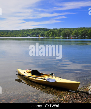 Kayak a riva sul bordo del lago Swartswood, New Jersey Foto Stock