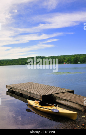 Kayak vicino al dock sul bordo del lago Swartswood, New Jersey Foto Stock