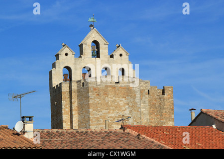 Torre campanaria della chiesa fortificata di Saintes-Maries-de-la-mer, Francia Foto Stock