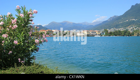 Paesaggio della città di Lugano e il lago con le montagne delle Alpi, Svizzera Foto Stock