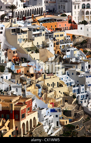 Vista parziale di Fira village, il 'capitale' dell'isola di Santorini, appesa sopra la caldera. Cicladi Grecia Foto Stock