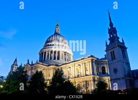 La Cattedrale di St Paul e al crepuscolo / notte Torre di Sant'Agostino Watling Street a destra di shot City di Londra Inghilterra REGNO UNITO Foto Stock