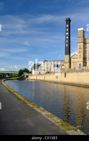 Il Leeds e Liverpool Canal vicino al centro di Bingley, nello Yorkshire, Inghilterra Foto Stock