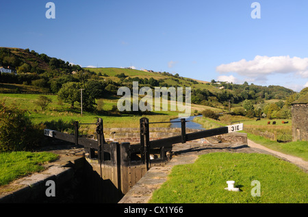 Bloccare No.31E su The Huddersfield stretto canale vicino Lingards legno, Yorkshire, Inghilterra Foto Stock