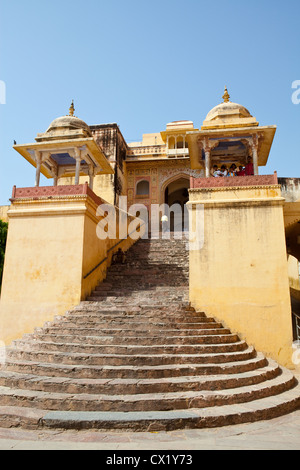 Doppie colonne e scale che portano al Diwan-i-Am o Pubblico Hall in Forte Amer, Jaipur Foto Stock