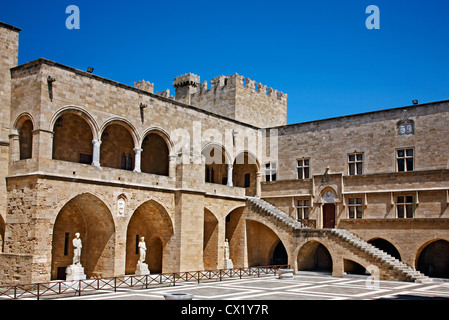 La corte interna presso il Palazzo del Gran Maestro, la città medievale di Rodi, Dodecanneso, Grecia. Foto Stock