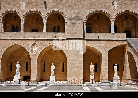 La corte interna presso il Palazzo del Gran Maestro, la città medievale di Rodi, Dodecanneso, Grecia. Foto Stock