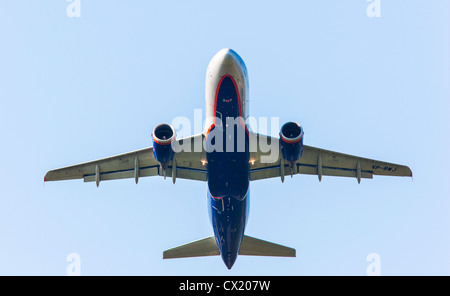 Jet del passeggero aereo decollare formano l'Aeroporto Internazionale di Düsseldorf. Aeroflot Russian Airlines, Airbus A319-111, Foto Stock