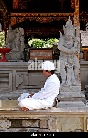 Un sacerdote Indù durante una cerimonia. Pura Tirta Empul, o santo tempio a molla,Tampaksiring, nei pressi di Ubud, Bali, Indonesia Foto Stock