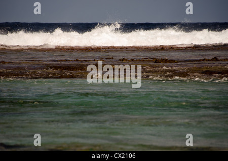 L'oceano pacifico del sud si blocca dopo la barriera corallina in rangiroa, Polinesia francese Foto Stock