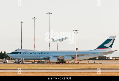 Un Cathay Pacific Cargo Boeing 747-8F air cargo freighter parcheggiato sulla pista dell'Aeroporto Internazionale di Vancouver, Canada. Foto Stock