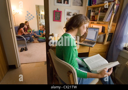 Collegio femminile di studi dello studente in una ragazza in camera dormitorio del campus. Foto Stock