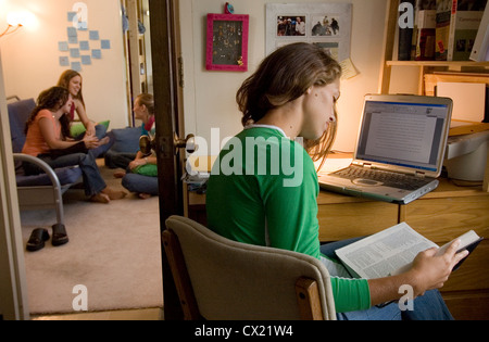 Collegio femminile di studi dello studente in una ragazza in camera dormitorio del campus. Foto Stock