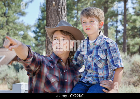 Padre sottolineando in qualcosa di suo figlio in posizione di parcheggio Foto Stock